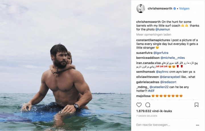Acteur Chris Hemsworth die zijn dochter surfles geeft is #dadgoals