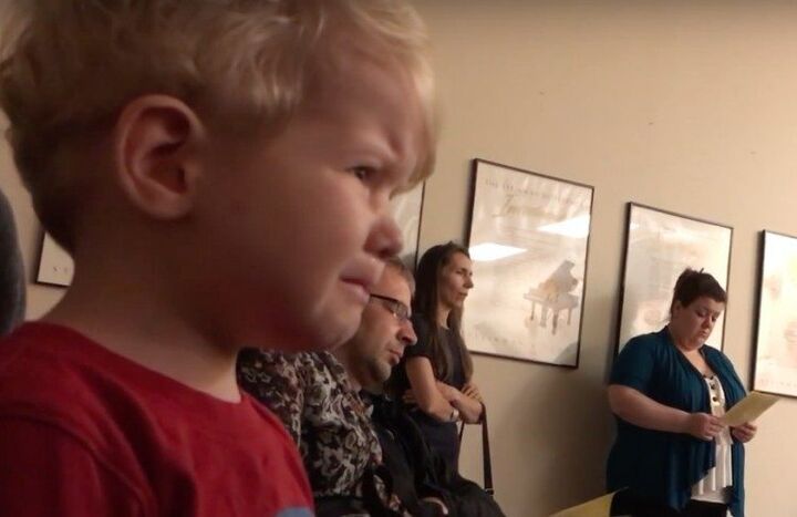 Te lief: 2-jarig jongetje diep geraakt door pianostuk van Beethoven