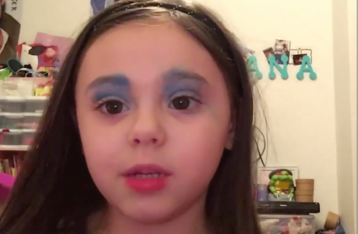 Dit 4-jarige meisje doet zich voor als beautyvlogger met een heuse Frozen make-up tutorial