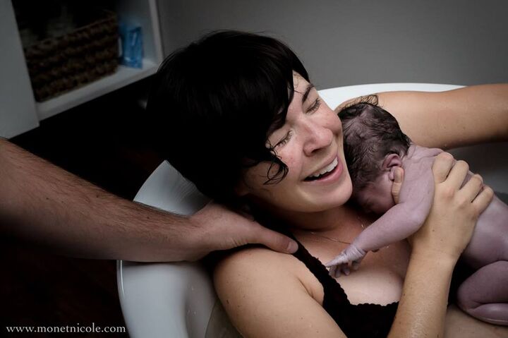 Deze prachtige foto's laten zien hoe een waterbevalling er echt aan toe gaat
