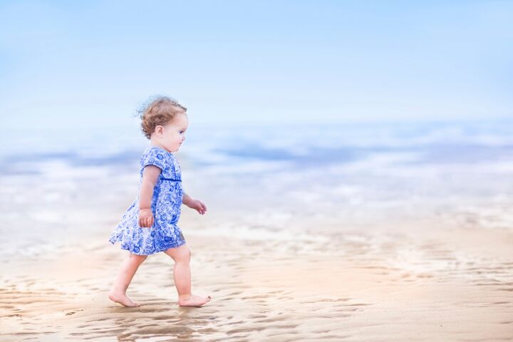 Met deze tips raak je je kindje niet kwijt op het strand (of je vindt hem snel weer terug).