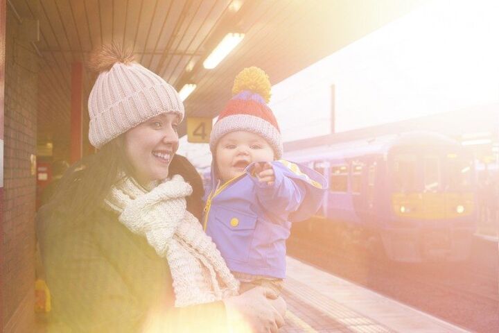52 dingen waar je aan denkt als je voor het eerst de trein pakt met je baby