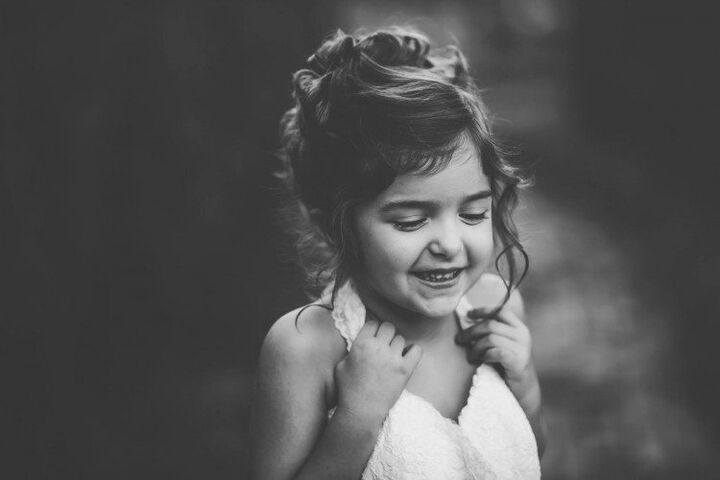 Dit 4-jarige meisje ging op de foto in bruidsjurk als ode aan overleden moeder