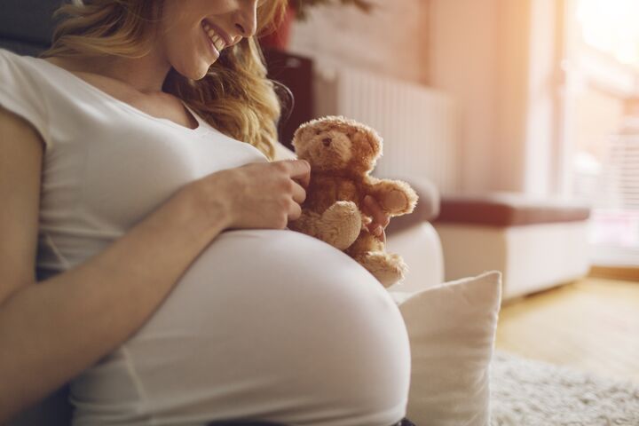 Waarom een zwangere vrouw net een peuter is