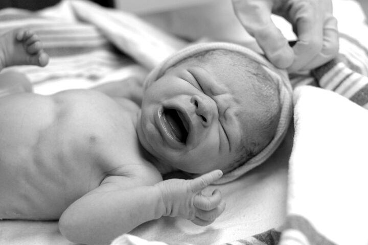 Filmpje laat zien hoe baby letterlijk naar buiten floept tijdens een bijzondere keizersnede