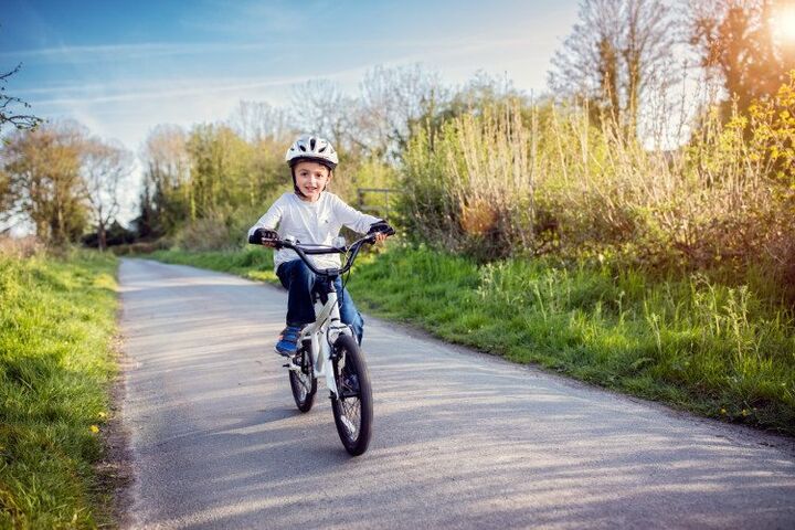 12 Dingen die mensen zeggen als je kind een fietshelm op heeft