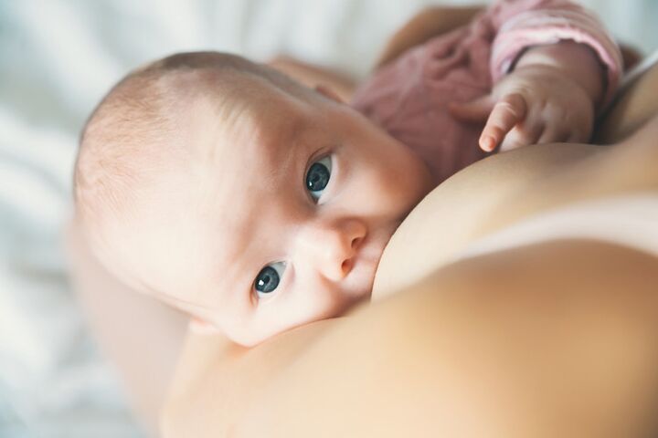 8 dingen die je baby denkt over borstvoeding ('DIT IS TOP!')