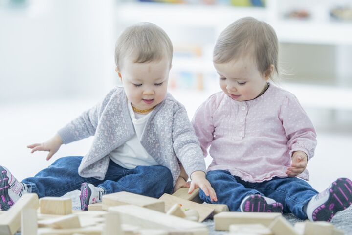26 dingen die tweelingbaby's stiekem denken