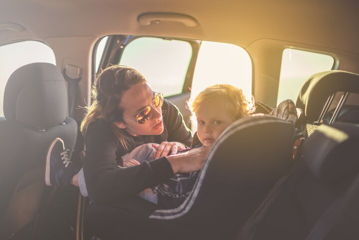 21 dingen die je denkt met je kind in de auto