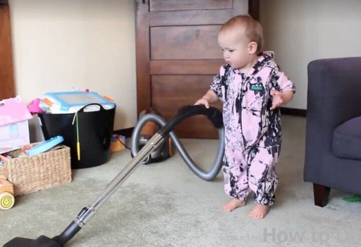 Deze vader legt je haarfijn uit hoe je je baby aan het schoonmaken krijgt