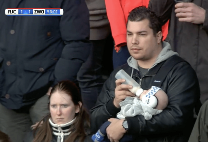 Vader neemt baby mee naar voetbalwedstrijd en de beelden gaan viraal