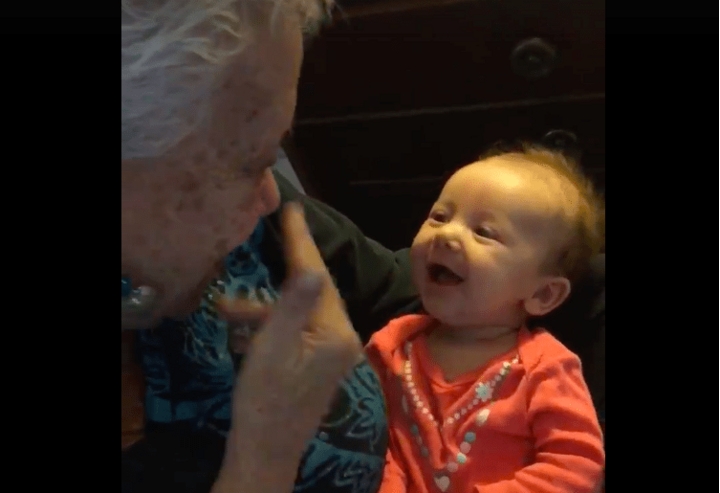 Deze oma leert haar dove kleindochter gebarentaal (TE zoet!)