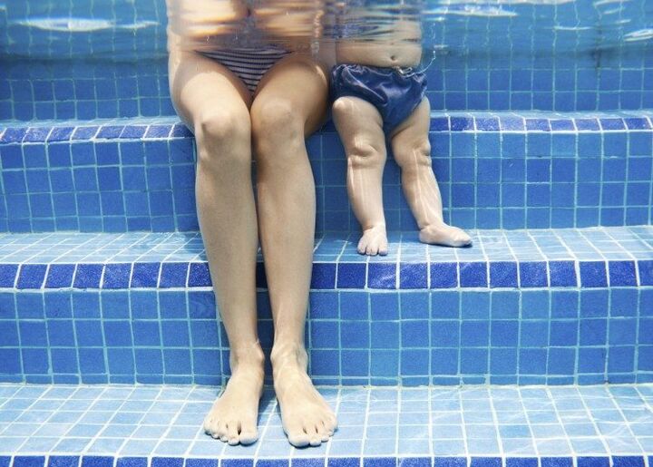 moeders aan rand zwembad