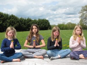 Illustratie bij: Lezersrubriek: een lesje kinderyoga