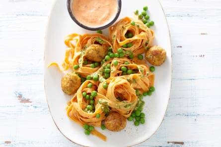Smullen! Wortelpasta met roomkaas en groenteballetjes