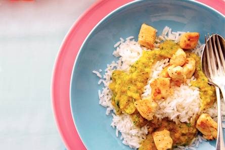 Maken vanavond! Rijst met groentepindasaus en kipsaté