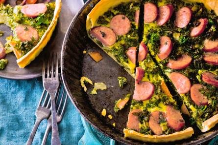 Zin in iets anders? Deze quiche bevat veel groente en een hele rookworst