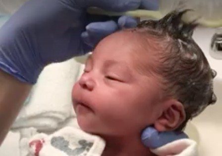TE lief: baby geniet ultiem van de eerste keer dat haren worden gewassen