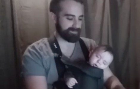 Deze vader die zijn baby in slaap speelt is het liefste dat je vandaag gaat zien