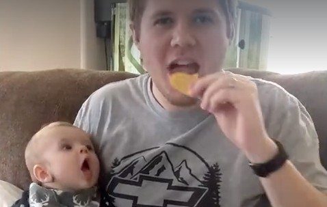 In deze video herkennen wij ons allemaal: baby hunkert naar chips