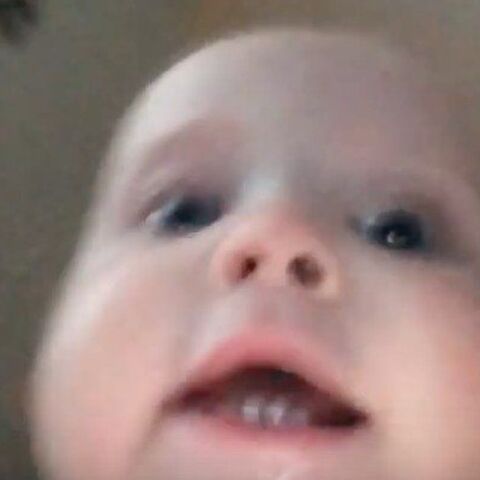 Illustratie bij: Hilarisch: baby steelt telefoon terwijl deze nog aan het filmen is