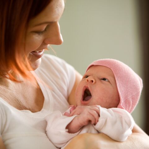 Illustratie bij: 18 Dingen die je denkt als je een pasgeboren baby vasthoudt (van iemand anders)