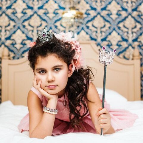 Illustratie bij: Waarom Nederlandse moeders van hun dochters verwende prinsesjes maken