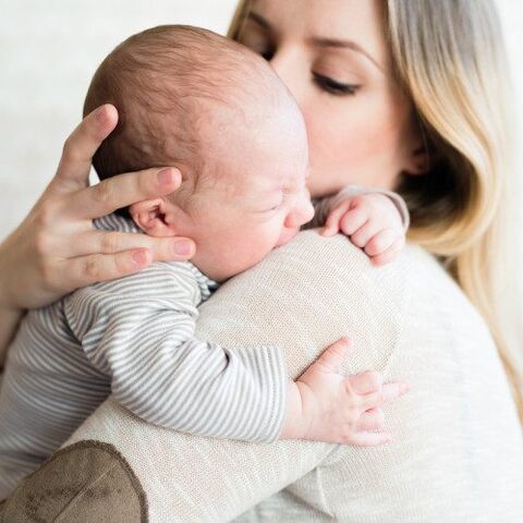 Illustratie bij: 18 wanhopige dingen die je denkt als je baby de hele tijd moet huilen en je weet niet waarom
