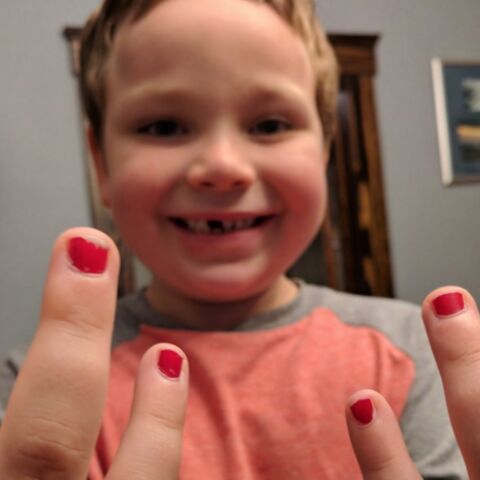 Illustratie bij: Dit verhaal van een vader wiens zoon graag nagellak draagt moet je even lezen