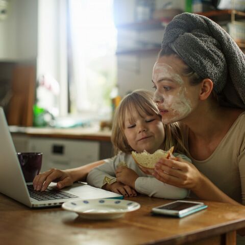 Illustratie bij: Mama staat altijd aan – en hoe je dat volhoudt zonder uit te vallen