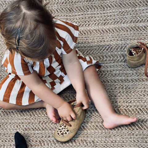 Illustratie bij: Waarom je peuter zijn schoenen in de koelkast stopt (en hoe je reageert)