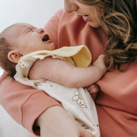 Illustratie bij: Baby’s en overprikkeling: als je kleintje niet kan stoppen met huilen
