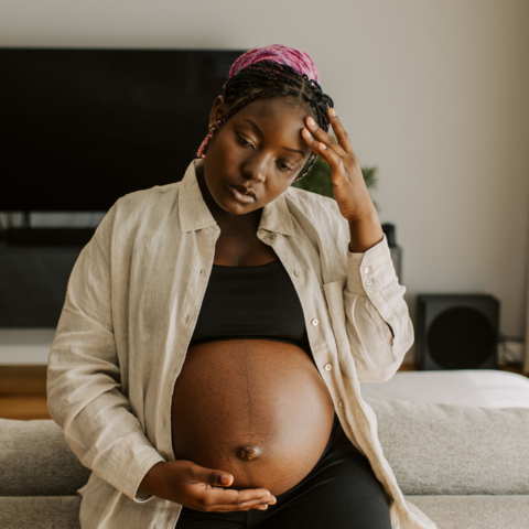 Illustratie bij: Postpartum migraine: als moederschap begint met helse hoofdpijn