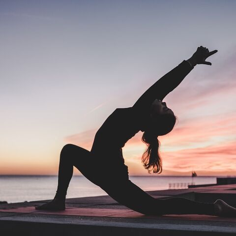 Illustratie bij: Yoga als mini-pauze voor ouders: minder stijfheid, meer lucht in je dag