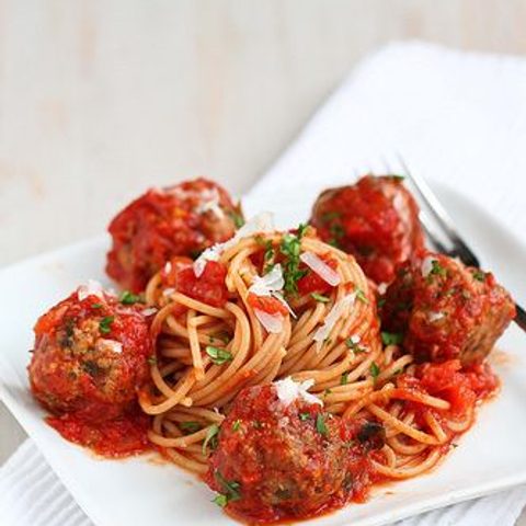 Illustratie bij: Supersnelle spaghetti met runderballetjes (en ricotta – voor wie dat lust!)