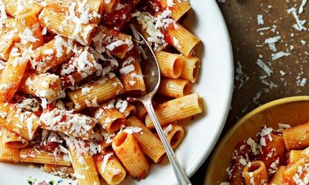 Illustratie bij: Pasta met geroosterde tomaten en ricotta