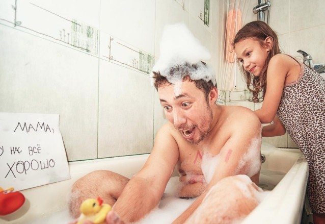Grappige vader-dochter fotoshoot: mam, het gaat prima!