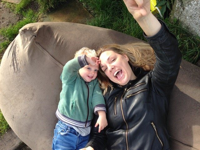 Max Femke liggen lachen