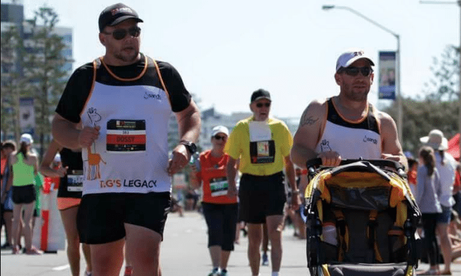 Deze vader liep een complete marathon met een lege kinderwagen, ter ere van zijn overleden zoontje