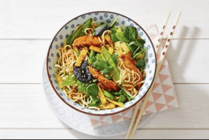 Lekker! Snel­le noe­dels met kip en Azi­a­ti­sche wok­groen­te