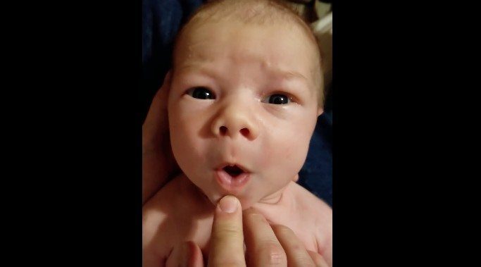Hilarisch: vader doet lijken alsof baby 'O Holy Night' zingt