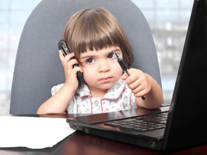 Illustratie bij: Deze dreumes spreekt haar vader streng toe in een minutenlang telefoongesprek.