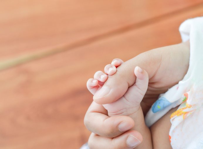 Illustratie bij: Miranda (37): “Ik zag mijn dochtertje een paar keer bijna onder mijn handen wegglijden.”