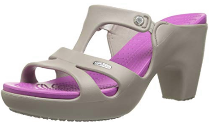 Illustratie bij: Oké, het hoogtepunt van mode is bereikt. Wij presenteren u, Crocs met hakken!