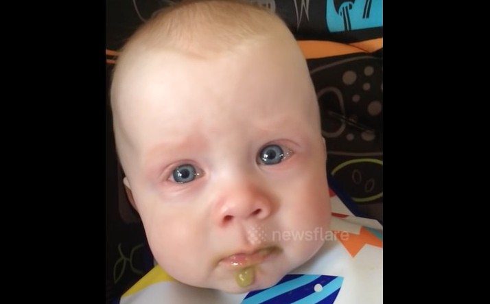 Te schattig: baby tot tranen toe geroerd door gezang moeder