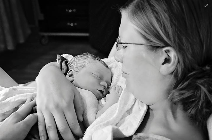 Illustratie bij: Snif… Deze moeder zette haar doodgeboren baby op Facebook