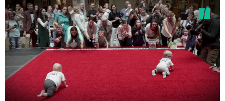 Filmpje: kruipwedstrijd voor baby's (best hilarisch, maar wie bedenkt dit???)