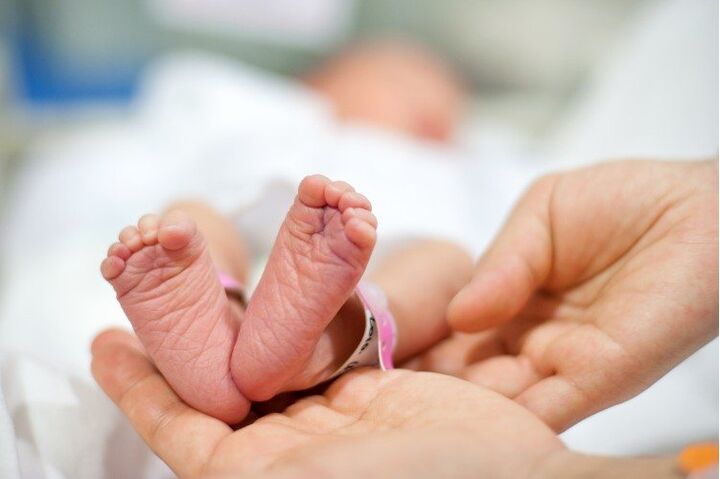 Bizar: vrouw doet alsof ze zwanger is, steelt een baby en dood de moeder